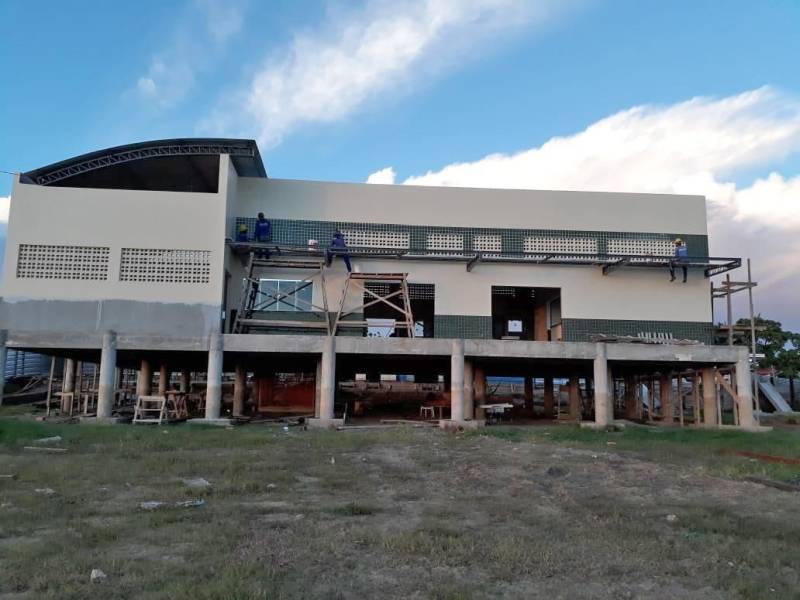 As obras em terminais hidroviários de cargas e passageiros que estão sendo realizadas pelo Governo do Estado, por meio da Companhia de Portos e Hidrovias (CPH), têm recursos assegurados para a continuidade e conclusão. De acordo com a CPH, cerca de R$ 85 milhões foram contratados em operação de crédito junto a Caixa Econômica Federal. As obras trarão benefícios diretos a mais de 400 mil pessoas em seis municípios da região Oeste do Pará (Curuá, Almeirim, Prainha, Faro, Terra Santa e Santarém - área urbana e zona rural - distrito de Santana do Tapará). O presidente da CPH, Haroldo Bezerra, informou, conforme demonstração da Secretaria de Estado de Planejamento (Seplan), na plenária regionalizada para elaboração da Lei Orçamentária Anual (LOA), realizada em setembro deste ano, em Santarém, que há recursos para continuidade e conclusão de todas as obras, garantidos no Orçamento Geral do ano de 2019. Na foto, obras no terminal da cidade de Faro.

FOTO: ASCOM / CRGBA
DATA: 30.11.2018
FARO - PARÁ <div class='credito_fotos'>Foto: SAMUEL ALVARENGA / ASCOM CRGBA   |   <a href='/midias/2018/originais/65235f39-5efa-4c12-8189-3e86740e5454.jpg' download><i class='fa-solid fa-download'></i> Download</a></div>