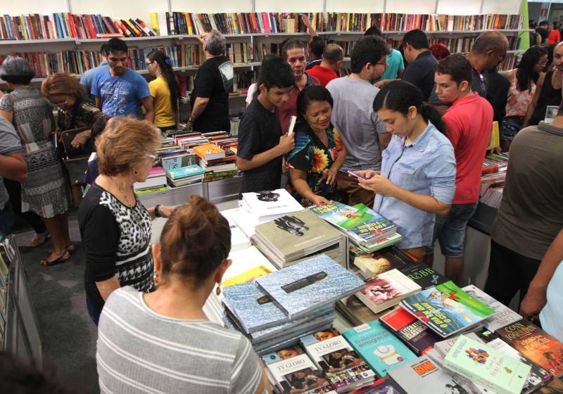 Uma programação extensa e diversificada marcou a abertura das atividades da XXII Feira Pan-Amazônica do Livro (foto) neste sábado (2), no Hangar – Centro de Convenções e Feiras da Amazônia, em Belém. Um grande público compareceu no primeiro dia, aproveitando as atrações culturais e as exposições nos estandes de livros.

FOTO: CRISTINO MARTINS / AG. PARÁ
DATA: 02.06.2018
BELÉM - PARÁ <div class='credito_fotos'>Foto: Cristino Martins/Ag. Pará   |   <a href='/midias/2018/originais/6528a7df-27e2-4a34-aa85-306982f87908.jpg' download><i class='fa-solid fa-download'></i> Download</a></div>