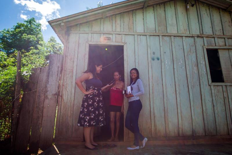 Aos poucos, a paisagem de Serra Pelada – que já foi o maior garimpo a céu aberto do planeta e hoje é distrito de Curionópolis, município do sudeste paraense - começa a se modificar. A poeira intensa, típica de estradas de chão, vai paulatinamente dando lugar à camada de asfalto, que pela primeira vez chega a Curiónópolis, conhecido mundialmente pela corrida do ouro e pelo formigueiro humano nos anos 1980, eternizado pelo olhar do fotógrafo Sebastião Salgado. O ouro não é mais explorado na região, mas Serra Pelada ainda é uma cidade de garimpeiros. São eles que residem e povoam as ruas, que parecem ter parado no tempo. Foram esses trabalhadores que fizeram a localidade crescer, que formaram famílias e criaram filhos nascidos no local, fincando raízes, criando identidade, sonhando com a volta da exploração do ouro, cada vez mais distante. Mas até esse cenário vem se transformando.

FOTO: ASCOM / PREFEITURA DE CURIONÓPOLIS
DATA: 08.06.2018
CURIONÓPOLIS - PARÁ <div class='credito_fotos'>Foto: ASCOM / PREFEITURA DE CURIONÓPOLIS   |   <a href='/midias/2018/originais/652ce0d7-e90a-4e5f-9a26-ba0a74246f6a.jpg' download><i class='fa-solid fa-download'></i> Download</a></div>