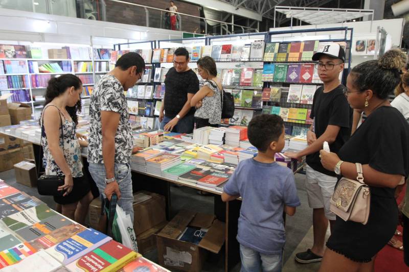 Uma programação extensa e diversificada marcou a abertura das atividades da XXII Feira Pan-Amazônica do Livro (foto) neste sábado (2), no Hangar – Centro de Convenções e Feiras da Amazônia, em Belém. Um grande público compareceu no primeiro dia, aproveitando as atrações culturais e as exposições nos estandes de livros.

FOTO: CRISTINO MARTINS / AG. PARÁ
DATA: 02.06.2018
BELÉM - PARÁ <div class='credito_fotos'>Foto: Cristino Martins/Ag. Pará   |   <a href='/midias/2018/originais/65345c6e-b79d-4c20-952d-9d8a62c695f7.jpg' download><i class='fa-solid fa-download'></i> Download</a></div>