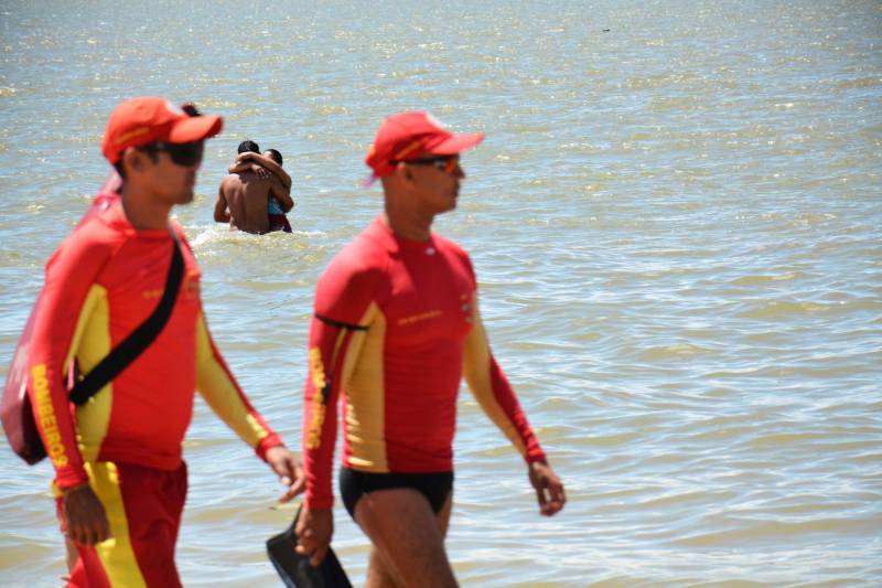 A terça-feira de Carnaval (13) nas praias do município de Barcarena foi marcada pelo trabalho de prevenção e de orientação aos frequentadores. Militares do Corpo de Bombeiros trabalharam intensamente no quarto dia da Operação Carnaval 2018 nas praias e blocos de rua, a fim de garantir a segurança de todos. A festa em Barcarena só terminará na Quarta-feira de Cinzas, com atrações musicais. As praias de Caripi, Vila do Conde, Cupiranga e Sirituba receberam o reforço do efetivo militar para atender os banhistas em qualquer situação. Com a tranquilidade nas praias, não houve registro de ocorrências graves, resultado do trabalho preventivo realizado pelo 6° Grupamento de Bombeiros Militar de Barcarena.
FOTO: ASCOM / CBMPA
DATA: 13.02.2018
BARCARENA - PARÁ
<div class='credito_fotos'>Foto: ASCOM / CBMPA | <a href='/midias/2018/originais/6536004a-f56a-4f00-9087-3698a8f494a2.jpg' download><i class='fa-solid fa-download'></i> Download</a></div>
