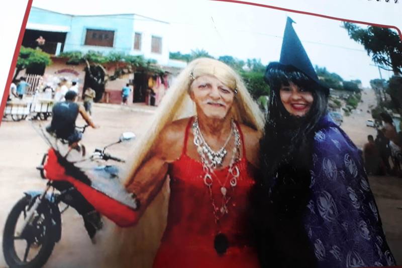 Tradição, história e simbolismo. Assim é a festa do Carnapauxis, realizado todos os anos no município de Óbidos, na região Oeste. O carnaval obidense é patrimônio cultural do estado do Pará e foi construído com identidade própria por meio de figuras e personagens históricos. A programação oficial iniciou na última quarta-feira (7), e prossegue até a quarta-feira de cinzas (14). Assim como a colonização de Óbidos, o Carnapauxis tem traços da origem portuguesa, principalmente por conta das alegorias e das máscaras. Esse adereço é símbolo do carnaval, através do Mascarado Fobó, onde as pessoas se vestem com um macacão colorido bem folgado, que chamam de "dominó", máscaras de papelão, feitas por alguns artesãos da cidade e capacete feito de cartolina e tiras de papel colorido, bexiga de boi, apito e pó. Na foto, seu Valdir Marinho de Matos, conhecido popularmente como “Valdir das Máscaras”.
FOTO: SAMUEL ALVARENGA / SECOM
DATA: 11.02.2018
ÓBIDOS - PARÁ <div class='credito_fotos'>Foto: Samuel Alvarenga / Secom | <a href='/midias/2018/originais/653dfdca-5028-4dec-8c58-07bae10d4f51.jpg' download><i class='fa-solid fa-download'></i> Download</a></div>