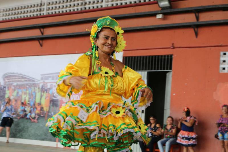 Cerca de 400 idosos, trajando as vestes típicas da época junina, participaram do 19º “Arraiá”, que integra o Projeto Vida Ativa na Terceira Idade, nesta terça-feira (26), no Estádio Olímpico do Pará, o Mangueirão, em Belém. O momento mais esperado da festa foi o concurso de Miss Caipira 2018. Conceição Albuquerque (amarelo), com o traje “Miss Copa do Mundo”, foi a vencedora desta edição. A festa junina contou com apresentação de quadrilhas de entidades de assistência à pessoa idosa e muitas brincadeiras da quadra junina, além da cantora Suanny Batidão. Com a roupa nas cores verde e amarela, Conceição Albuquerque, candidata do núcleo do projeto que funciona na Tuna Luso Brasileira, apostou na junção do tema junino com a mais importante competição de futebol – a Copa do Mundo, na Rússia. A ganhadora participou ao lado de cinco candidatas e conquistou os jurados, que avaliaram coreografia, simpatia e traje. Emocionada, a vencedora recebeu a faixa das mãos de Marlene da Silva, a miss de 2017.
FOTO: ADRIANA PINTO / ASCOM SEEL
DATA: 26.06.2018
BELÉM - PARÁ <div class='credito_fotos'>Foto: ADRIANA PINTO / ASCOM SEEL | <a href='/midias/2018/originais/653ef311-a808-4d8a-9400-e92cceb2d654.jpg' download><i class='fa-solid fa-download'></i> Download</a></div>