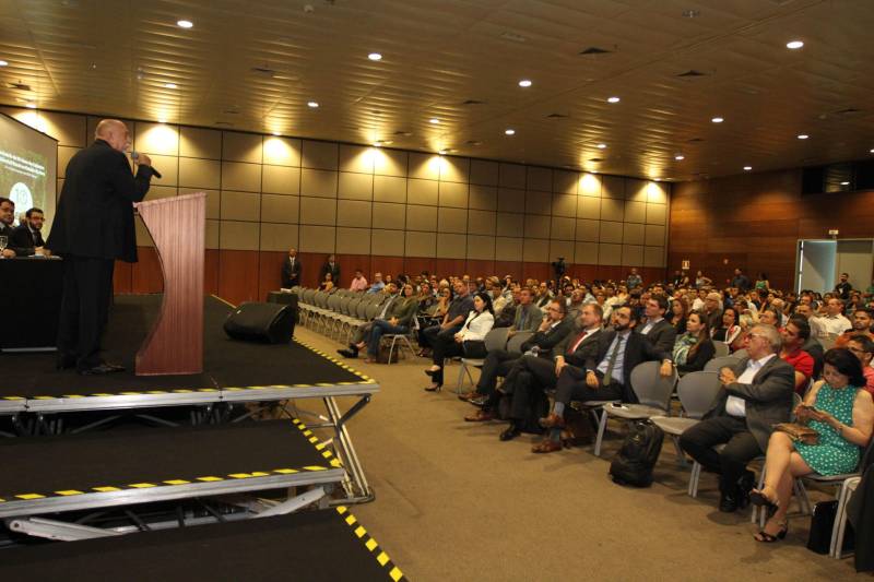 O governador Simão Jatene (foto) participou na manhã desta terça-feira, 27, da abertura do Seminário “Cadastro Ambiental Rural (CAR) 10 Anos: Avanços e Perspectivas”, promovido pela Secretaria de Meio Ambiente e Sustentabilidade (Semas), no Hangar – Centro de Convenções e Feiras da Amazônia. 

FOTO: CRISTINO MARTINS / AG. PARÁ
DATA: 27.11.2018
BELÉM - PARÁ <div class='credito_fotos'>Foto: Cristino Martins/Ag. Pará   |   <a href='/midias/2018/originais/6541d62c-a021-4e97-a03a-286f38e05357.jpg' download><i class='fa-solid fa-download'></i> Download</a></div>