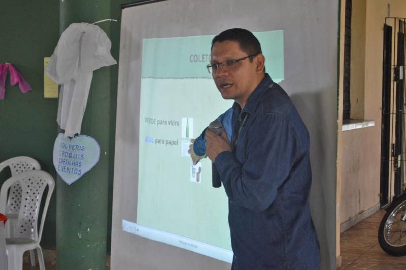 Alunos de dois colégios estaduais do Conjunto Marex participaram da Oficina de Agente Ambiental promovida pela Semas e Associação Cultural do Marex. O evento ocorreu nos dias 15 e 16 de março e reuniu 20 discentes das escolas estaduais Dom Pedro I e Presidente Castelo Branco. Promover a educação ambiental e incentivar estudantes o cuidado com o meio ambiente foram os objetivos da oficina cuja programação foi composta por trabalhos em grupo, palestra sobre meio ambiente e destino do lixo, apresentação de vídeos educacionais, rodas de discussão sobre o tema e certificação de agente ambiental. Técnicos da Secretaria apresentaram a importância da conservação da natureza de forma dinâmica e lúdica. Na foto, o técnico em gestão pública da Semas, Reinaldo Carvalho.
FOTO: ASCOM / SEMAS
DATA: 19.03.2018
BELÉM - PARÁ <div class='credito_fotos'>Foto: ASCOM SEMAS | <a href='/midias/2018/originais/654477c7-59e8-4874-afbb-ae3c752950e3.jpg' download><i class='fa-solid fa-download'></i> Download</a></div>