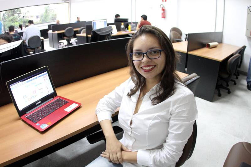 O Parque de Ciência e Tecnologia Guamá (PCT Guamá), em Belém, ganhou um novo prédio para solidificação das ações de incremento ao desenvolvimento socioeconômico do Estado, o Espaço Empreendedor. A cerimônia de inauguração, na quarta-feira (07), foi conduzida pelo governador Simão Jatene e o titular da Secretaria de Estado de Ciência, Tecnologia e Educação Profissional e Tecnológica (Sectet), Alex Fiúza de Mello. Na foto, a engenheira de produção, Ingrid Teles.
FOTO: CRISTINO MARTINS / AG. PARÁ
DATA: 07.03.2018
BELÉM - PARÁ <div class='credito_fotos'>Foto: Cristino Martins/Ag. Pará | <a href='/midias/2018/originais/65546d32-44d4-4075-b9ea-863cef700095.jpg' download><i class='fa-solid fa-download'></i> Download</a></div>