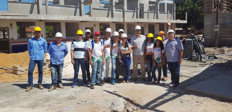 Para avaliar o andamento da obra da Escola Estadual de Ensino Fundamental e Médio Deocleciano Alves Moreira (foto), em Conceição do Araguaia, alunos montaram uma comissão de fiscalização. Mensalmente eles visitam as novas instalações da escola como explica Diego Rian Morais. Como a escola precisava de uma grande reforma, ela está sendo reconstruída. De acordo com o mestre de obras, Lindomar Alves, a obra está na reta final, em fase de acabamento, e deve ser entregue no máximo em 90 dias. Um investimento do Governo do Estado, com financiamento do Banco Interamericano de Desenvolvimento, de R$ 4.947.446,37.
FOTO: KÉLIA SANTOS / ASCOM CRGSP
DATA: 14.06.2018
CONCEIÇÃO DO ARAGUAIA - PARÁ <div class='credito_fotos'>Foto: KÉLIA SANTOS / ASCOM CRGSP | <a href='/midias/2018/originais/6557f130-f458-40ce-ad23-cc81dfd9381a.jpg' download><i class='fa-solid fa-download'></i> Download</a></div>