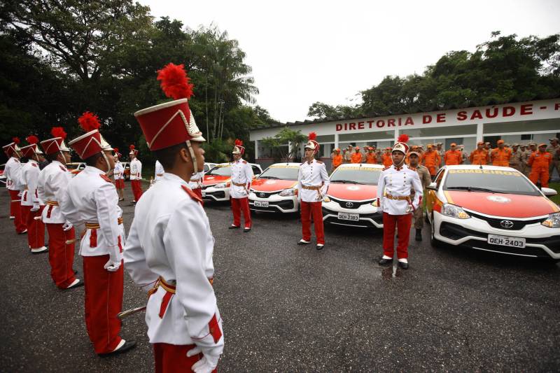 Na mesma cerimônia que entregou as viaturas para serviços de vistoria, o governador Simão Jatene fez uma visita técnica às instalações da nova Policlínica ao Corpo de Bombeiros Militar do Estado. Um prédio no Quartel do Comando Geral da corporação foi reformado e adaptado para receber a Policlínica, que oferta assistência médico-odontológico, psicológico e de primeiros socorros aos bombeiros militares e seus dependentes.
FOTO: IGOR BRANDÃO / AG. PARÁ
DATA: 15.03.2018
BELÉM - PARÁ <div class='credito_fotos'>Foto: IGOR BRANDÃO / AG. PARÁ | <a href='/midias/2018/originais/655aa2d8-3e9b-4de5-b4d1-df66ff7c94cb.jpg' download><i class='fa-solid fa-download'></i> Download</a></div>