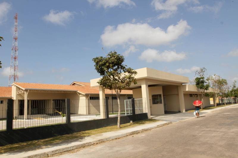 Ao longo dos últimos anos o governo do Pará investiu sistematicamente nos serviços destinados à saúde, o que reflete com saldo positivo nos indicadores da Secretaria de Estado de Saúde Pública (Sespa). De acordo com o Sistema de Informações sobre Orçamentos Públicos em Saúde (Siops), do Ministério da Saúde, nos últimos sete anos (2011-2017) o repasse de recursos feitos pela administração estadual do Pará está acima do limite constitucional de 12%. A série histórica mostra o acréscimo em investimento exclusivo do tesouro estadual no seu orçamento aplicado para construção, reforma e custeio da rede, como laboratórios, aquisição de medicamentos e hemocentros. Em 2011 o repasse foi de 1bilhão 467 milhões - 12,40%. Já em 2017 o Estado superou os números com o repasse de 2 bilhões 158 milhões –14,90%. Na foto, o Hospital Geral de Ipixuna.

FOTO: CRISTINO MARTINS / ARQUIVO AG. PARÁ
DATA: 21.09.2015
IPIXUNA DO PARÁ - PARÁ <div class='credito_fotos'>Foto: Agência Pará   |   <a href='/midias/2018/originais/6561609f-ead5-4ffa-9365-a28ea497df2b.jpg' download><i class='fa-solid fa-download'></i> Download</a></div>