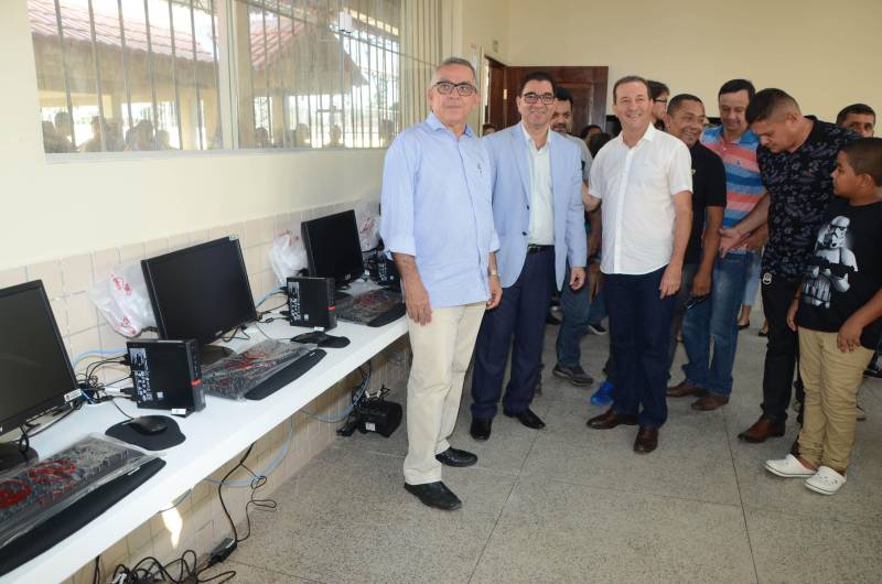 Após obras de reforma e ampliação, a Escola Estadual de Ensino Fundamental e Médio Maria das Mercês de Oliveira Conor, no município de Castanhal, foi entregue à população pela Secretaria de Estado de Educação (Seduc), na última quinta-feira (27). "Estamos entregando a escola completamente reformada e ampliada, desde os laboratórios e cantina, até as salas de aula. Temos a expectativa de que a comunidade abrace a escola, a oportunidade de ter melhoria no local de trabalho e, principalmente, consiga oportunizar qualidade de ensino a todos os estudantes da escola. É um grande avanço e uma grande conquista. Tenho certeza de que todos estão muito felizes com a nova escola”, disse o secretário adjunto de Ensino, José Roberto Silva (óculos).

FOTO: RAI PONTES / ASCOM SEDUC
DATA: 27.12.2018
CASTANHAL - PARÁ
 <div class='credito_fotos'>Foto: Rai Pontes/Ascom Seduc   |   <a href='/midias/2018/originais/65654600-45ea-460a-9623-3d0574d70084.jpg' download><i class='fa-solid fa-download'></i> Download</a></div>