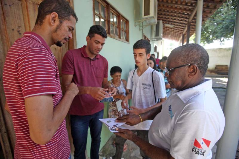 “Perdi todos os documentos na chuva, assim como quase tudo de dentro da casa. Poder tirar os documentos hoje, menos de uma semana depois do desastre e tudo de graça, é bom, chegou na hora certa e vai ajudar muita gente mesmo”. A fala é Adriano Pinheiro, morador do bairro Angelim, um dos 15 afetados pela forte enxurrada que alagou 40% do município de Paragominas, no nordeste paraense, na semana passada. Ele se soma a outras centenas de pessoas que estiveram nesta terça-feira (17), na Escola Municipal Anésia da Costa Chaves, primeiro local da Caravana do ProPaz no município. Semelhante as demais ações do ProPaz Cidadania, o programa está viabilizando no município a emissão de 2ª via de Certidão de Nascimento, Registro Geral (RG), 2ª via de CPF, carteira social (mudança de gênero), fotos para os documentos e a carteira do ID Jovem, que possibilita a jovens de 15 a 29 anos, diversos benefícios, entre eles, meia passagem em trajetos interestaduais. Na foto, o coordenador da ação pelo Pro Paz, Vagno Silva (camisa branca).
FOTO: SIDNEY OLIVEIRA / AG. PARÁ
DATA: 17.04.2018
PARAGOMINAS - PARÁ
<div class='credito_fotos'>Foto: Sidney Oliveira/Ag. Pará | <a href='/midias/2018/originais/6575828b-7a3e-4e28-a2f3-d5e7d54c585d.jpg' download><i class='fa-solid fa-download'></i> Download</a></div>