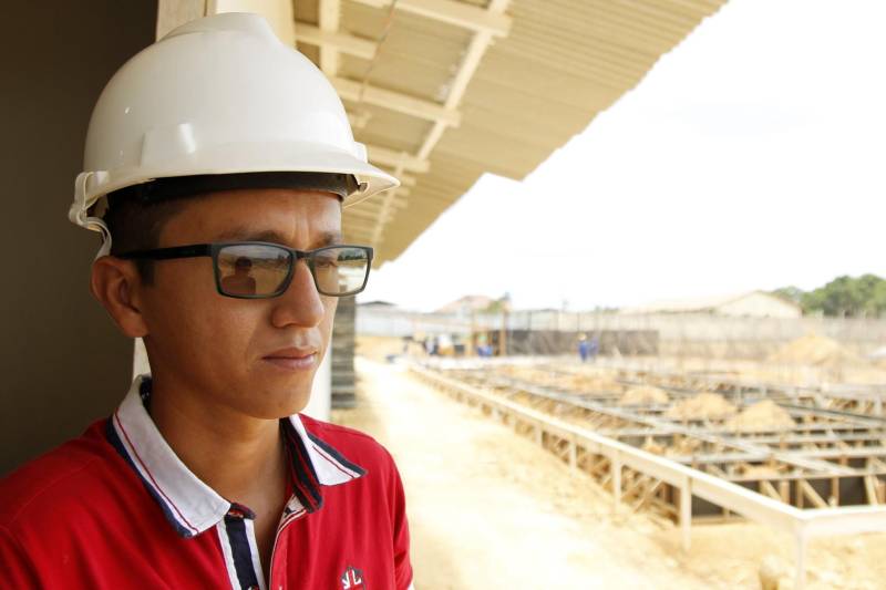 Com área total de mais de nove mil metros quadrados, a nova Central de Triagem de Paragominas, no sudeste paraense, já está com 85% da obra concluída. A última etapa consiste no acabamento e equipagem da unidade prisional. A previsão de entrega é junho de 2018. A nova unidade prisional terá capacidade para 306 vagas e está orçada em mais de R$ 11 milhões. Na foto, o engenheiro da Construtora Carajás Ltda, Alan Barroso, responsável pelo projeto.
FOTO: AKIRA ONUMA / ARQUIVO / ASCOM SUSIPE
DATA: 21.08.2017
PARAGOMINAS - PARÁ <div class='credito_fotos'>Foto: Akira Onuma / Ascom Susipe | <a href='/midias/2018/originais/6577f204-59c4-4cfe-a759-b84b8fbfe4a0.jpg' download><i class='fa-solid fa-download'></i> Download</a></div>