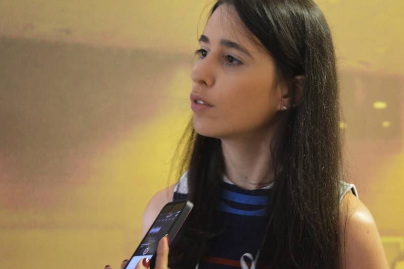 Você já se perguntou por que escolheu a profissão na qual atua? “O coach pergunta muito ‘Qual é a sua missão?’, ‘Você veio aqui para ganhar dinheiro ou cuidar de pessoas?’, porque nem sempre as pessoas estão trabalhando pelos motivos certos”, ressaltou a enfermeira de Educação Continuada, Wanessa Silva, que atua no Hospital Público Estadual Galileu (HPEG), em Belém. Na última semana, o hospital promoveu, durante quatro dias, uma reflexão entre enfermeiros e técnicos de Enfermagem sobre como se enxergam na profissão, o papel de cada um na unidade e o cuidado com os pacientes. O treinamento foi ministrado pelo coach Kotaro Tuji Neto, formado em Administração de Pessoas, com especialização em Gestão de Recursos Humanos. Em palestras de uma hora de duração, realizadas no auditório do HPGE, Kotaro Tuji abordou, para enfermeiros e técnicos, o tema “Ser e Estar na Enfermagem”, estimulando a reflexão sobre a missão desses profissionais. Na foto, Daniela Castro, diretora Assistencial do Hospital Galileu.
FOTO: ASCOM / HPEG
DATA: 13.03.2018
BELÉM - PARÁ <div class='credito_fotos'>Foto: ASCOM / HPEG | <a href='/midias/2018/originais/657ce880-efc9-4dcb-8d64-17d3cc97088e.jpg' download><i class='fa-solid fa-download'></i> Download</a></div>