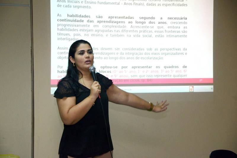 Educadores que integram a Unidade Seduc na Escola 3 (USE 3) debateram nesta quarta-feira (7), durante jornada pedagógica realizada no Centur, em Belém, aspectos da Base Nacional Comum Curricular (BNCC) e o que tem sido feito para adaptar as unidades de ensino a essa nova legislação, vigente desde o final do ano passado. Na foto, a palestrante Nathania Soares.
FOTO: RAI PONTES / ASCOM SEDUC
DATA: 07.08.2018
BELÉM - PARÁ <div class='credito_fotos'>Foto: Rai Pontes/Ascom Seduc | <a href='/midias/2018/originais/657da60d-01d0-467d-9491-a7ba4da28977.jpg' download><i class='fa-solid fa-download'></i> Download</a></div>