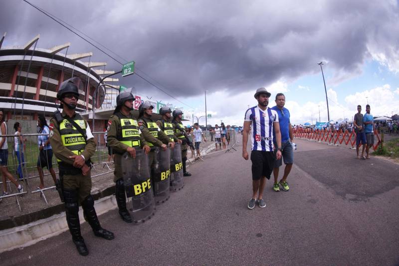 O Clube do Remo venceu o Paysandu por 2 a 1 na tarde deste domingo, partida realizada no Estádio Mangueirão, e largou na frente pelo título do Campeonato Paraense de 2018. Na foto, policiamento faz a segurança da partida.
FOTO: THIAGO GOMES / AG. PARÁ
DATA: 01.04.2018
BELÉM - PARÁ <div class='credito_fotos'>Foto: Thiago Gomes /Ag. Pará | <a href='/midias/2018/originais/65901887-490d-4cb2-b687-006bc0113d43.jpg' download><i class='fa-solid fa-download'></i> Download</a></div>