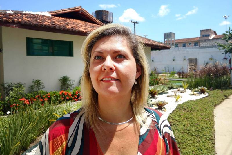 As detentas do Centro de Recuperação Feminino (CRF), em Ananindeua, e que fazem parte da Cooperativa Social de Trabalho Arte Feminina Empreendedora (Coostafe) - primeira formada exclusivamente por mulheres presas no Brasil -, ganharam nova oportunidade para vender os produtos produzidos e expandir o negócio, que começou dentro da unidade prisional há cerca de quatro anos. Uma parceria entre a Superintendência do Sistema Penitenciário do Estado (Susipe) e a Associação dos Distribuidores Atacadistas do Estado do Pará (Adapa), viabilizou espaço dentro de um shopping center de Ananindeua, para venda dos trabalhos produzidos na cooperativa com o Amigos do Meio Ambiente (AMA), projeto de sustentabilidade socioambiental. Duas detentas vão diariamente ao local fazer a venda dos produtos, acompanhadas de uma agente penitenciária da Susipe. Lá, estão expostos todo o artesanato feito por elas, inclusive com material reciclável, transformando o lixo em artigos de luxo. Na foto, a diretora do CRF, Carmen Botelho.
FOTO: AKIRA ONUMA / ASCOM SUSIPE
DATA: 23.04.2018
BELÉM - PARÁ <div class='credito_fotos'>Foto: Akira Onuma / Ascom Susipe | <a href='/midias/2018/originais/659ae472-7a80-4bca-bd4c-595cdcdab191.jpg' download><i class='fa-solid fa-download'></i> Download</a></div>