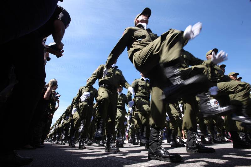 A cerimônia de formatura dos novos praças da Polícia Militar ocorreu na manhã desta segunda-feira (9), simultaneamente, em Belém e outros seis municípios paraenses: Santa Izabel, Castanhal, Barcarena, Capanema, Bragança e Tucuruí. Em Parauapebas, Marabá, Breves, Soure e Conceição do Araguaia, a formatura será celebrada na quinta-feira, dia 12. Na sexta-feira, dia 13, é a vez de Santarém, Altamira, Paragominas e Itaituba. O governador Simão Jatene presidiu a cerimônia de formatura no Portal da Amazônia, bairro da Cidade Velha, em Belém. Milhares de familiares dos formandos lotaram o espaço para entregar aos novos policiais militares seus diplomas de conclusão de curso.
FOTO: SIDNEY OLIVEIRA / AG. PARÁ
DATA: 09.07.2018
BELÉM - PARÁ <div class='credito_fotos'>Foto: Sidney Oliveira/Ag. Pará | <a href='/midias/2018/originais/65c29dfc-9549-46bd-9781-1e93025b5169.jpg' download><i class='fa-solid fa-download'></i> Download</a></div>