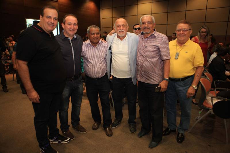 Com a entrega de mais 359 veículos, somente esta semana, o Governo do Pará reforçou a atuação da área de segurança pública em todo o Estado. Todos os veículos auxiliarão no combate a criminalidade e a manutenção da segurança em todo o território paraense. Boa parte desses veículos foi destinada diretamente para as guardas municipais, numa ação integrada com as Prefeituras, por meio da Secretaria de Segurança Pública e Defesa Social (Segup) com articulação da Secretaria de Municípios Sustentáveis, que define em conjunto com os municípios, a agenda de prioridades. A última etapa da entrega ocorreu nesta quinta-feira (5), no Hangar – Centro de Convenções da Amazônia.
FOTO: RODOLFO OLIVEIRA / AG. PARÁ
DATA: 05.07.2018
BELÉM - PARÁ <div class='credito_fotos'>Foto: Rodolfo Oliveira/Ag. Pará | <a href='/midias/2018/originais/65c2e559-b441-46dd-ae05-8755712b867b.jpg' download><i class='fa-solid fa-download'></i> Download</a></div>