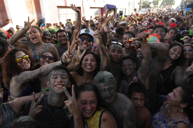 Em Curuçá, no nordeste do Estado, é do mangue que sai o caranguejo, sustento de muitas famílias, e a lama (Tijuco), matéria-prima da fantasia usada pelos brincantes do tradicional bloco carnavalesco "Pretinhos do Mangue". Neste domingo (11), segundo a organização do evento, mais de 17 mil pessoas entre brincantes e espectadores acompanharam o cortejo que teve início no Porto dos Pretinhos e seguiu pelas principais ruas do município até a praça da folia, na orla. O bloco nasceu no ano de 1989 a partir da frustração de dois amigos que foram ao mangue atrás de alimento, mas não conseguiram nenhum caranguejo. Então decidiram passar lama pelo corpo e saíram pela cidade em forma de protesto. "O mangue oferece o nosso caranguejo, mexilhão e camarão. É daqui que as famílias tiram seu sustento. Nossa intenção é aproveitar esse momento de alegria e passar essa mensagem de preservação", afirmou Edmilson Campos, mais conhecido como "Cafá", que está à frente do bloco há 18 anos.
FOTO: CRISTINO MARTIS / AG PARÁ
12.02.2018
CURUÇÁ - PARÁ <div class='credito_fotos'>Foto: Cristino Martins/Ag. Pará | <a href='/midias/2018/originais/65c660e3-bc4d-4652-aedb-2a6b14a42a85.jpg' download><i class='fa-solid fa-download'></i> Download</a></div>