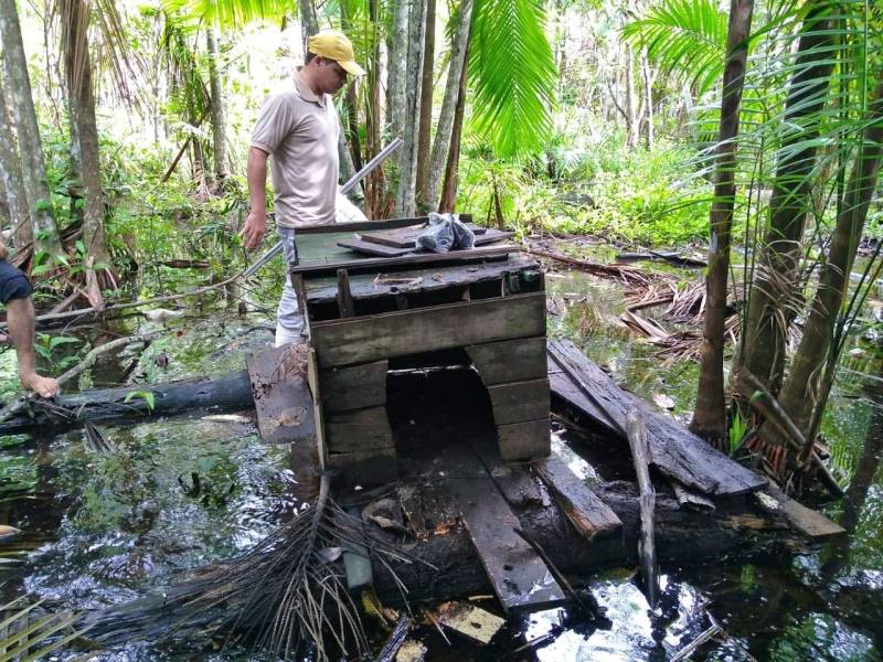 Mais de 3 mil doses de vacinas antirrábicas e 500 soros antirrábicos foram encaminhados ao município de Melgaço, na Ilha do Marajó,  nesta terça-feira, 22, para reforçar as ações de prevenção e investigação ao vírus da raiva humana. No total foram 5 mil vacinas e 1 mil soros entregues durante o trabalho das equipes da Vigilância Epidemiológica e Vigilância em Saúde estadual, iniciado desde o dia 4 de maio, quando a Sespa foi notificada de casos suspeitos de raiva humana na região. As ações (foto) se concentram em localidades ao longo do rio Laguna, cerca de 70 km da sede de Melgaço, onde residem aproximadamente 3.000 pessoas. Cerca de 780 pessoas iniciaram a vacinação, que é administrada em quatro doses. Também foram entregues 500 mosquiteiros para a proteção dessa população. Até o início desta terça-feira, 22 de maio, foram notificados 14 casos de raiva humana, com oito óbitos, sendo três confirmados laboratorialmente para a doença pelo Instituto Evandro Chagas (IEC). Dos casos notificados, dois foram descartados, pois não evoluíram para o quadro clínico dos demais e receberam alta.  Até o momento, quatro pacientes seguem internados, sendo três no Hospital da Santa Casa, em Belém, e um no Hospital Regional de Breves. Todos estão em estado considerado grave. Coletas sorológicas foram realizadas em pacientes que foram internados, inclusive os que morreram. As amostras também foram encaminhadas para o Instituto Pasteur, onde estão sendo analisadas.

FOTO: ASCOM / SESPA
DATA: 22.05.2018
MELGAÇO - PARÁ <div class='credito_fotos'>Foto: ASCOM SESPA   |   <a href='/midias/2018/originais/65c704e9-18a8-4973-904e-0e5edddf5442.jpg' download><i class='fa-solid fa-download'></i> Download</a></div>