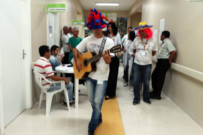 O incentivo à humanização e prevenção foi a prioridade da programação de Carnaval realizada pelo Hospital Público Estadual Galileu, em Belém, nos últimos dias 06 e 7. Com palestras que enfatizaram a importância de não dirigir após a ingestão de bebida alcoólica, representantes da Associação Paraense de Motociclistas (Aspamoto) e da Fundação Centro de Hemoterapia e Hematologia do Pará (Hemopa) estiveram no hospital sensibilizando usuários e acompanhantes. O professor de História Alessandro Santos, 37 anos, que está internado no Hospital Galileu há cinco dias, após ter sido baleado no braço esquerdo durante uma tentativa de assalto em sua casa, no município de Castanhal, considerou interessante a abordagem sobre atenção no trânsito próximo a uma grande festa popular. “As pessoas, em geral, parecem achar que carnaval e responsabilidade não cabem na mesma frase. Então, aumentam os índices de acidentes e a criminalidade. É importante alertar para isso”, disse Alessandro Santos.

FOTO: ASCOM HPEG
DATA: 08.02.2018
BELÉM - PARÁ                                <div class='credito_fotos'>Foto: ASCOM / HPEG   |   <a href='/midias/2018/originais/65c93038-c646-43af-bf9f-ec5ea93e1645.jpg' download><i class='fa-solid fa-download'></i> Download</a></div>