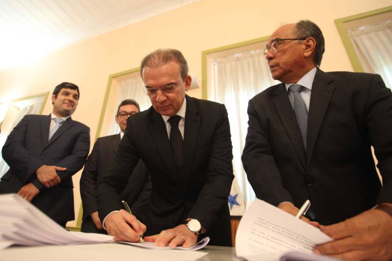 Um acordo de cooperação técnica para agilizar as ações de cobrança de títulos da dívida ativa, ajuizados ou não, foi celebrado nesta terça-feira, 26, entre o Tribunal de Justiça do Estado (TJPA), Governo do Pará, União, Prefeitura de Belém e o Instituto de Estudos de Protesto de Títulos do Brasil, seção Pará. O acordo foi firmado na sede do TJPA. O acordo de cooperação técnica foi firmado com base na Lei nº 9.492/1997, que estabelece o protesto como ato formal e solene, pelo qual se prova a inadimplência e o descumprimento de obrigação originada em títulos e outros documentos em dívida, e à inexistência de disposições legais que vedem à utilização do serviço de protesto de títulos pelas entidades da administração pública; e observa as decisões do Conselho Nacional de Justiça (CNJ), que estabelecem a validade do protesto dos títulos, denominados certidões da dívida ativa, bem como atende meta do CNJ, de desjudicialização de ações, estimulando o protesto de títulos executados ou não. Na foto, o procurador Geral do Estado, Ophir Cavalcante Júnior.
FOTO: MARCELO LELIS / AG. PARÁ
DATA: 26.06.2018
BELÉM - PARÁ <div class='credito_fotos'>Foto: Marcelo Lelis / Ag. Pará | <a href='/midias/2018/originais/65cab68d-6449-48f8-ac75-e007cc6d7e26.jpg' download><i class='fa-solid fa-download'></i> Download</a></div>
