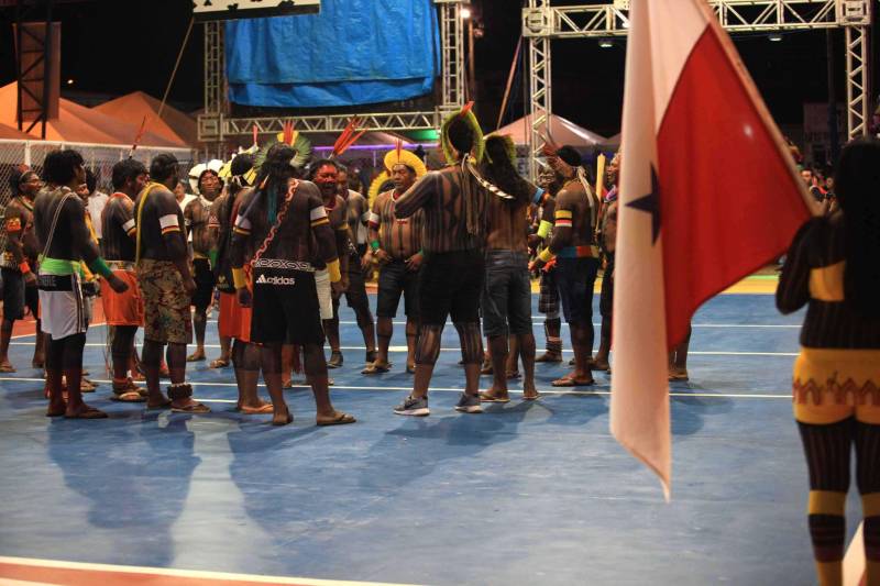O dia começou cedo para os participantes da Semana dos Povos Indígenas, que ocorre em São Félix do Xingu, no sudeste do Pará. A vasta programação se estendeu durante toda a segunda-feira (16), com os serviços ofertados pelo Estado, os jogos e abertura oficial, à noite. Nesta segunda-feira também começaram as competições. Além do atletismo, com a corrida de 100 metros rasos para homens e mulheres, houve partidas de futsal feminino e de cabo de guerra masculino e feminino. Espalhados por diversos espaços da cidade, os jogos são uma atração muito esperada, tanto pelos índios quanto pelo público que prestigia as disputas.
FOTO: RODOLFO OLIVEIRA / AG. PARÁ
DATA: 16.04.2018
SÃO FÉLIX DO XINGU - PARÁ <div class='credito_fotos'>Foto: Rodolfo Oliveira/Ag. Pará | <a href='/midias/2018/originais/65d0f36f-6068-4829-af69-1758c001f120.jpg' download><i class='fa-solid fa-download'></i> Download</a></div>