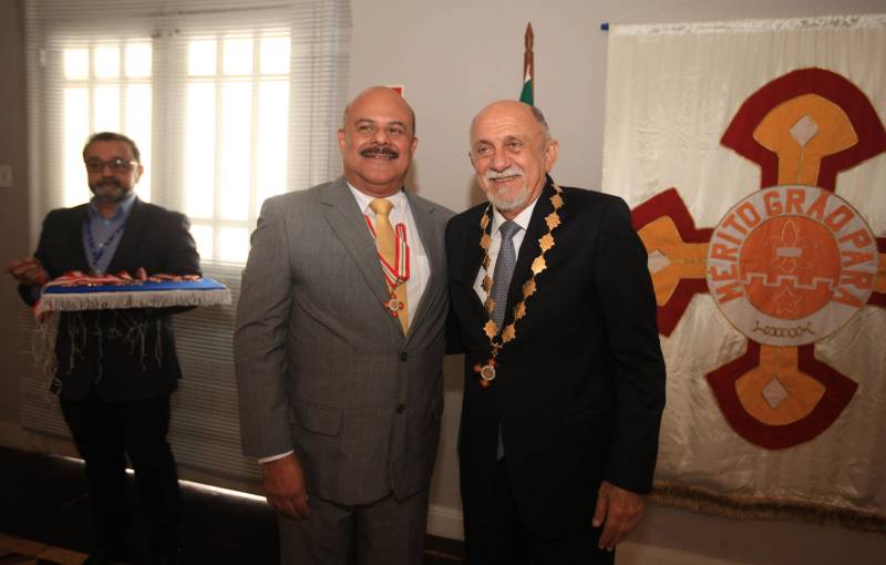 O Governo do Estado do Pará concedeu hoje 230 comendas do Mérito Grão-Pará (foto), a mais alta do Estado, a autoridades e servidores que se destacaram nos últimos oito anos de serviços prestados à população. “O ciclo que encerramos hoje não encerra nossa missão de servir ao público, porque uma vez servidores públicos, trabalhando em benefício da população, nunca mais deixamos de sê-lo, pois essa missão fica gravada em nossos corações”, disse o governador Simão Jatene aos agraciados. O governador entregou, pessoalmente, uma a uma as condecorações.  Das 230 medalhas, 14 foram no grau de Grande Oficial, 60 no grau de Comendador, 8 no grau de Oficial e 11 no grau de Cavaleiro aos servidores civis. Entre os militares, 4 receberam no grau de Comendador, 38 de Oficial e 109 no grau de Cavaleiro.

FOTO: CRISTINO MARTINS / AG. PARÁ
DATA: 31.12.2018
BELÉM - PARÁ <div class='credito_fotos'>Foto: Cristino Martins/Ag. Pará   |   <a href='/midias/2018/originais/65e09012-ff0a-4d6f-ad53-c92b8c443cce.jpg' download><i class='fa-solid fa-download'></i> Download</a></div>