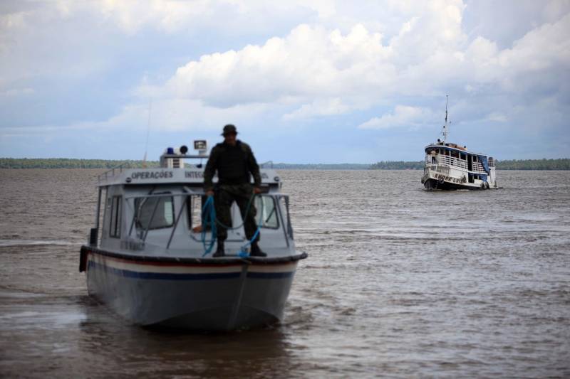 Os rios próximos a Belém são, muitas vezes, porta de entrada para o tráfico de drogas, comercialização de produtos ilegais, entre outros crimes, que influenciam diretamente a violência na Região Metropolitana de Belém (RMB). Para intensificar e otimizar as ações repressivas nas regiões das ilhas pertencentes a capital, a Secretaria de Estado de Segurança Pública e Defesa Social (Segup) realizou a Operação Yara na ilha de Cotijuba, neste sábado, 26.

FOTO: THIAGO GOMES / AG. PARÁ
DATA: 26.05.2018
COTIJUBA - PARÁ <div class='credito_fotos'>Foto: Thiago Gomes /Ag. Pará   |   <a href='/midias/2018/originais/65e1c1d7-9ad3-4bf6-a78d-c51a7883f9fb.jpg' download><i class='fa-solid fa-download'></i> Download</a></div>