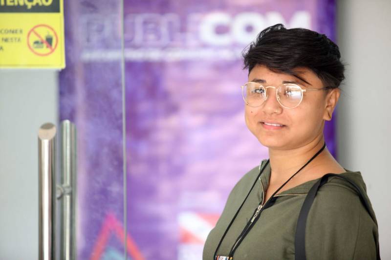 A terceira edição do Publicom – Encontro de Comunicação do Pará deste ano, realizada no município de Breves, no arquipelágo do Marajó, superou as expectativas de público. Com a presença de estudantes de ensino médio, comunicadores, representantes de órgãos públicos e instituições do Marajó, foram registradas cerca de 350 inscrições, com destaque para participação de moradores de Portel, Curralinho e Anajás. Durante a programação do evento realizado pelo Governo do Estado, por meio da Secretaria de Estado de Comunicação (Secom), nos dias 17 e 18, houve trocas de experiências e debates sobre cerimonial, design, mídia e feminicídio, direitos de crianças e adolescentes, credibilidade da informação. Os livros arrecadados no credenciamento – um total de 170 exemplares - serão doados ao Hospital Público Regional do Marajó. Na foto, Alessandra Hynara de Oliveira.
FOTO: MARCELO LELIS / AG. PARÁ
DATA: 18.05.2018
BELÉM - PARÁ <div class='credito_fotos'>Foto: Marcelo Lelis / Ag. Pará | <a href='/midias/2018/originais/65e5051d-f93c-4678-a88f-a3ed53d3da11.jpg' download><i class='fa-solid fa-download'></i> Download</a></div>