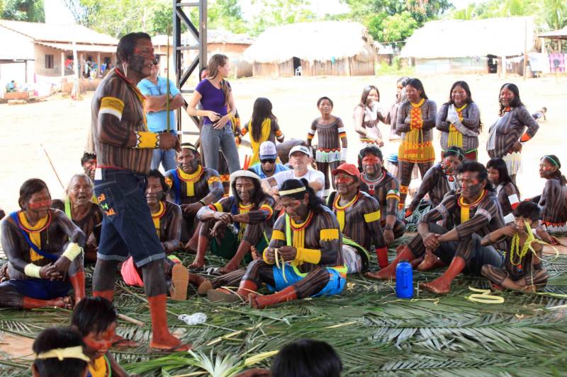 Está quase tudo pronto para a 6ª Semana dos Povos Indígenas, que começa neste domingo (15), em São Félix do Xingu, no sudeste do Pará. Antes de sair das aldeias em direção a São Félix – o terceiro maior município paraense em extensão territorial, atrás apenas de Altamira e Oriximiná –, as tribos fazem festa, numa espécie de preparação para os dias vindouros longe de casa. Na aldeia Krôkamôr, às margens do Rio Xingu e longe cerca de oito horas de barco da sede municipal, homens, mulheres e crianças Kayapó se unem na dança Kwyrykangô. Na foto, Mundico Kayapó, cacique da aldeia.
FOTO: RODOLFO OLIVEIRA / AG. PARÁ
DATA: 15.04.2018
SÃO FÉLIX DO XINGU - PARÁ <div class='credito_fotos'>Foto: Rodolfo Oliveira/Ag. Pará | <a href='/midias/2018/originais/65e74763-fd65-4d1c-afeb-bb5e7646f9d2.jpg' download><i class='fa-solid fa-download'></i> Download</a></div>