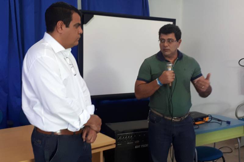 Representantes dos órgãos regionais das áreas de segurança pública, saúde, educação, produção, habitação e geração de renda discutiram demandas do sul e sudeste em reunião realizada na segunda-feira (26), no auditório da Universidade do Estado do Pará (Uepa), campus de Redenção, com o secretário Regional de Governo do Sudeste do Pará, Jorge Bittencourt. Para cerca de 50 pessoas foram anunciadas as inaugurações, já para março, de obras na área de segurança pública.
FOTO: ASCOM CRG
DATA: 26.02.2018
REDENÇÃO - PARÁ <div class='credito_fotos'>Foto: ASCOM CRG | <a href='/midias/2018/originais/65f9d575-277f-45f6-aa96-705cc6643688.jpg' download><i class='fa-solid fa-download'></i> Download</a></div>