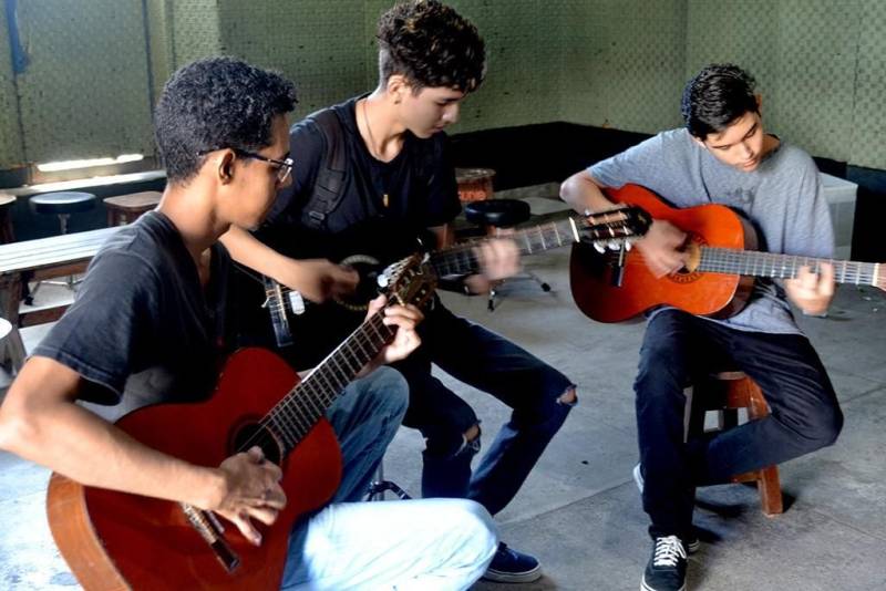 Experimentos com gravura, confecções de maquetes, gravura em arte sacra, youtuber, bateria, percussão são algumas das oficinas ofertadas pela Fundação Cultural do Pará para o mês de junho. São mais de 100 opções de cursos de arte e ofício realizados nas Oficinas Curro Velho e na Casa da Linguagem. Este será o último módulo de oficinas do primeiro semestre de 2018. As aulas iniciam no dia 28 de maio e encerram no dia 15 de junho, nos horários da manhã e tarde. Na parte de audiovisual serão ofertadas quatro oficinas, entre elas: Laboratório de ensaios fotográficos e fotocolagem, entre outras. A oficina de Laboratório de ensaios fotográficos será ministrada pela fotógrafa e professora da Secretaria de Estado de Educação (Seduc), Bárbara Freire. Para participar o aluno deve ter como pré-requisito conhecimento básico de fotografias. Na foto, alunos na oficina de violão.
FOTO: ASCOM / FCP
DATA: 15.05.2018
BELÉM - PARÁ <div class='credito_fotos'>Foto: ASCOM FCP | <a href='/midias/2018/originais/6601e02f-1552-44ab-ad67-fb909f54f3d7.jpg' download><i class='fa-solid fa-download'></i> Download</a></div>