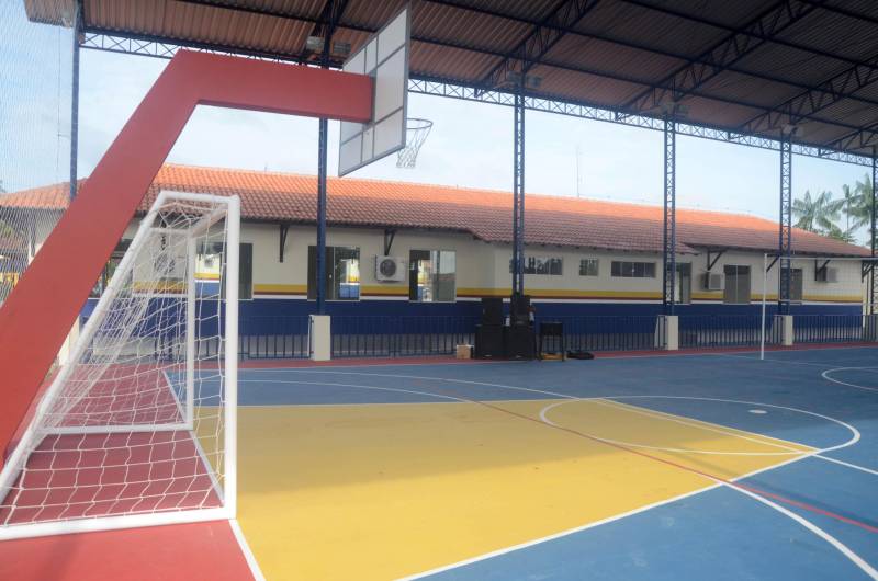 Como parte de um ciclo de empreendimentos visando fortalecer a aprendizagem na rede estadual de ensino, incrementado nesta gestão do governador Simão Jatene, a Secretaria de Estado de Educação (Seduc) entregou, neste sábado (29), a reforma e ampliação da Escola Estadual Agostinho de Moraes Oliveira (foto), no Município de Inhangapi, no nordeste do Estado. As obras na Escola Agostinho Moraes de Oliveira foram viabilizadas mediante convênio entre o Governo do Estado e a Prefeitura Municipal. Orçados em mais de R$ 2 milhões, os serviços deram uma nova configuração para a unidade de ensino, para o atendimento de 420 estudantes que passam a dispor de modernas salas de aula, espaços para pesquisa e atividades monitoradas e outras instalações e equipamentos. Professores e servidores contam com bloco administrativo e espaços específicos para a rotina de trabalho.

FOTO: FERNANDO NOBRE / ASCOM SEDUC
DATA: 29.12.2018
INHANGAPI - PARÁ <div class='credito_fotos'>Foto: FERNANDO NOBRE/ASCOM SEDUC   |   <a href='/midias/2018/originais/660509ae-4cc5-4d70-99b4-dd5c2736171e.jpg' download><i class='fa-solid fa-download'></i> Download</a></div>