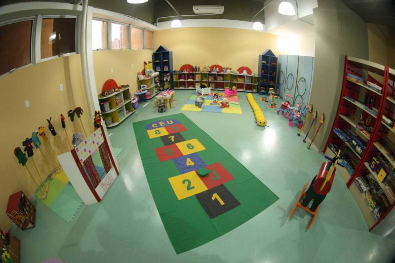 Ao entrar na Biblioteca Arthur Viana, localizada no Centro Cultural e Turístico Tancredo Neves (Centur), é possível visualizar e sentir as diferenças logo ao chegar. O espaço, que desde 2015 passava por reformas, está completamente pronto para sua reinauguração, que deve acontecer já na próxima semana. Iluminação adequada, climatização renovada, mudança de estantes e outros móveis que contribuíram para a ampliação do espaço, além de um verdadeiro upgrade em diversos espaços de convivência, serviços e estudos, trouxeram novos ares a centenária biblioteca.
FOTO: THIAGO GOMES / AG. PARÁ
DATA: 27.04.2018
BELÉM - PARÁ <div class='credito_fotos'>Foto: Thiago Gomes /Ag. Pará | <a href='/midias/2018/originais/66066622-126a-4872-bb78-74ab0b276ec7.jpg' download><i class='fa-solid fa-download'></i> Download</a></div>