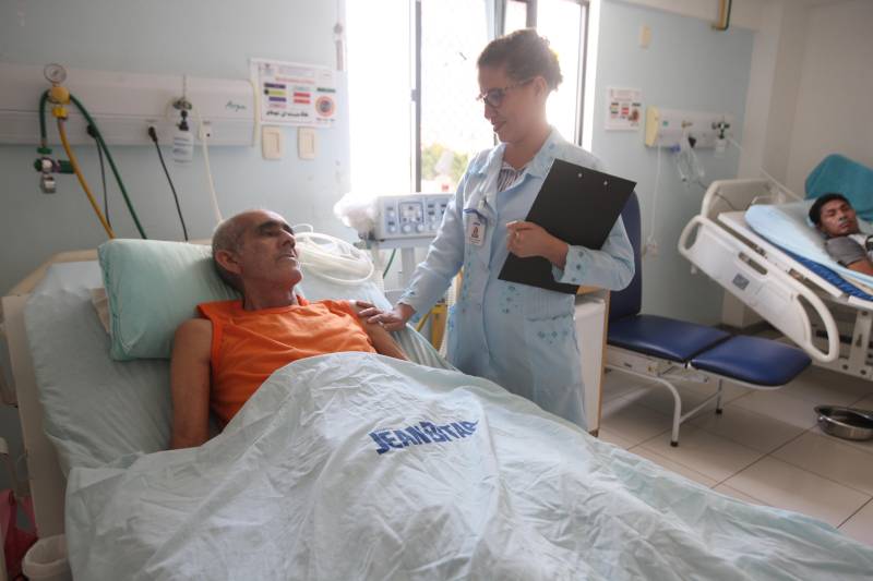 Com assistência de média e alta complexidade aos usuários do Sistema Único de Saúde (SUS), o Hospital Jean Bitar (HJB) comemora  95% de satisfação dos usuários, que certificam a qualidade no atendimento. Nos útimos dois anos, o HJB realizou mais de 739.200 atendimentos nas áreas médicas de endoscopia digestiva alta e colonoscopia, cirurgia gastrointestinal e algumas especialidades clínicas, como endocrinologia, reumatologia, geriatria e pneumologia, nas quais o hospital é referência no Estado. O paciente Francisco Ferreira, de 41 anos, de Benfica, que faz tratamento com dermatologista no HJB,  evidencia esses dados sobre a satisfação do usuário. "O atendimento médico aqui é excelente, de primeira mesmo! Se me perguntarem a nota que dou, é 10, com certeza. Já andei em vários hospitais, mas esse aqui é especial."

FOTO: CARLOS SODRÉ / AG. PARÁ
DATA: 08.11.2018
BELÉM - PARÁ <div class='credito_fotos'>Foto: CARLOS SODRÉ / AG. PARÁ    |   <a href='/midias/2018/originais/660c0f07-97a7-49de-91a6-5c11630e181a.jpg' download><i class='fa-solid fa-download'></i> Download</a></div>