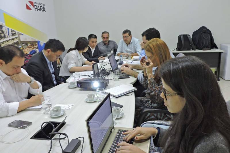 O projeto da Ferrovia Paraense foi tema de uma reunião (foto), na manhã desta quarta-feira (4), entre a China Railways Corporation (CREC 10) e a Secretaria de Estado de Desenvolvimento Econômico, Mineração e Energia (Sedeme). A empresa chinesa há quatro meses está debruçada nos estudos de engenharia, licenciamento ambiental, viabilidade técnica e econômica e estruturação financeira do projeto da ferrovia. Em novembro de 2017 a empresa assinou, em Brasília, um Memorando de Entendimentos com o Governo do Estado demonstrando interesse em estudar o projeto. A reunião desta quarta foi mais para esclarecimentos e alinhamento, de forma que possam ser exauridas todas as dúvidas e minimizadas as dificuldades, para ajudar a definir a possível participação da CREC na licitação da concessão.
FOTO: ASCOM / SEDEME
DATA: 04.04.2018
BELÉM - PARÁ <div class='credito_fotos'>Foto: Ascom Sedeme | <a href='/midias/2018/originais/660cc392-3098-47ad-a00b-f5d52d0eebd3.jpg' download><i class='fa-solid fa-download'></i> Download</a></div>