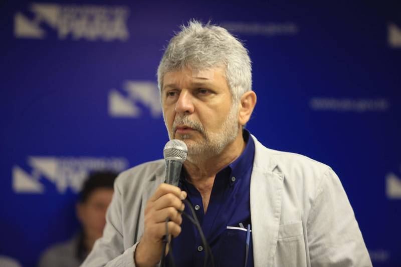 Dezenas de funcionários participaram da posse do novo Chefe da Casa Civil da Governadoria na manhã desta quarta-feira (16), no auditório da sede da Casa, em Belém. Adenauer Marinho de Oliveira Góes deixa a vaga de Secretário de Estado de Turismo e assume o cargo que era ocupado por José Megale Filho (foto). A Decisão foi publicada no Diário Oficial do Estado (DOE) da última terça (15). José Megale, agora no cargo de diretor de Núcleo da Casa Civil, agradeceu pelos três anos que esteve à frente do órgão e destacou o significativo currículo do novo chefe. “Gostaria de agradecer a oportunidade, a parceria, e acima de tudo por estarmos aqui. É sempre bom aceitar novos desafios, e o momento que vivi aqui foi extraordinário, pois não conheço outra equipe com o nível de comprometimento tão grande quanto esta equipe da Casa Civil. O que trouxe o Adenauer aqui foi a sua experiência, além do seu comprometimento. Tenho certeza que o governador foi muito feliz em decidir pela sua nomeação”, disse o ex-chefe da Casa Civil.
FOTO: RODOLFO OLIVEIRA / AG. PARÁ
DATA: 16.05.2018
BELÉM - PARÁ <div class='credito_fotos'>Foto: Rodolfo Oliveira/Ag. Pará | <a href='/midias/2018/originais/660d6eda-e3cf-4cdc-b7b0-4438e622088e.jpg' download><i class='fa-solid fa-download'></i> Download</a></div>