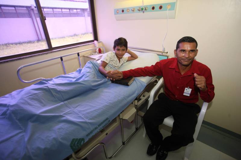 A resolutividade e segurança do paciente oferecida pelo hospital foi aprovada pelo lavrador Jeremias Pereira Gonçalves, 45, natural de Portel (distante três horas de barco de Breves), de onde seu filho Zinrã da Silva Gonçalves, 11, foi transferido para uma cirurgia no fêmur. “O atendimento está sendo ótimo e nós sentimos muita segurança pela assistência recebida. Agora tudo vai dar certo e meu filho vai voltar a ter sua vida normal”, disse o pai.
FOTO: MARCELO LELIS / AG. PARÁ
DATA: 26.06.2018
BREVES - PARÁ <div class='credito_fotos'>Foto: Marcelo Lelis / Ag. Pará | <a href='/midias/2018/originais/660eef77-387d-49ce-b689-3ff0dbe18646.jpg' download><i class='fa-solid fa-download'></i> Download</a></div>