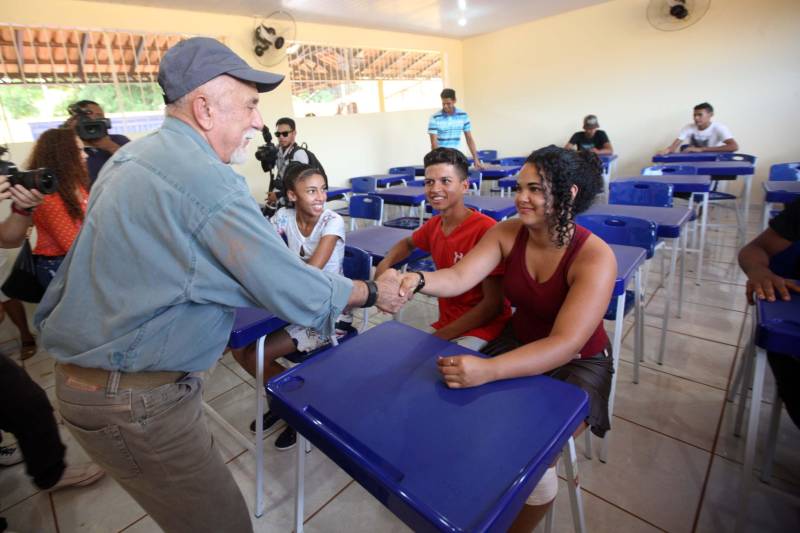 Também foram entregues nesta segunda (25) obras no distrito de Serra Pelada, em Curionópolis, sudeste do Estado. Uma das inaugurações foi a da Escola Estadual de Ensino Médio Joaquina Diamantina. A unidade de ensino teve investimento de R$ 220 mil em serviços nas redes elétrica e hidráulica, além de pintura, melhoria do forro e cobertura, assim como parte do piso, muro e calçada. Fundada em 1989, a escola foi praticamente reconstruída para atender com qualidade os 232 estudantes, nos turnos da tarde e à noite. São três salas de aula; bloco administrativo (sala da direção, sala dos professores e secretaria); uma copa cozinha, uma dispensa para armazenamento de alimentos da merenda escolar e banheiros masculino, feminino e de pessoa com deficiência (PCD). Em Curionópolis, o governador também entregou a pavimentação asfáltica de quatro quilômetros de vias urbanas, uma parceria com a Prefeitura de Curionópolis, dentro do Programa Asfalto na Cidade. Para esta obra, foram destinados R$ 1,7 milhão, que incluem serviços em terra, sub-base e base, pavimentação em CBUQ (Concreto Betuminoso Usinado a Quente) de três centímetros de espessura, meio-fio de concreto com lâmina d’água e sinalização horizontal. Curionópolis é um dos 99 municípios paraenses que assinaram com o governo o Termo de Asfalto, sendo que 33 já iniciaram as obras. Somados, os termos garantirão 529,6 km de pavimentação de vias urbanas – um investimento total de quase R$ 255 milhões do Tesouro Estadual.
FOTO: THIAGO GOMES / AG. PARÁ
DATA: 25.06.2018
CURIONÓPOLIS - PARÁ <div class='credito_fotos'>Foto: Thiago Gomes /Ag. Pará | <a href='/midias/2018/originais/6617803a-358f-45ff-8b30-150d61dbebac.jpg' download><i class='fa-solid fa-download'></i> Download</a></div>