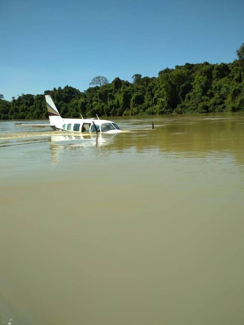 A Polícia Civil investiga, em Itaituba, sudoeste paraense, o pouso forçado de um avião de pequeno porte (foto), de prefixo PT IIU, realizado no rio Jamanxim, às proximidades do Distrito de Jardim de Ouro, região garimpeira do município. O fato teria ocorrido na última quarta-feira, 27, por volta de 17 horas, mas somente chegou ao conhecimento das autoridades policiais na madrugada de hoje (29), quando o boletim de ocorrência foi registrado na Seccional de Polícia de Itaituba. O piloto da aeronave, Sérgio Vanderlei Becker, foi detido, ontem à noite, no distrito de Moraes de Almeida, em Itaituba, por uma guarnição da Polícia Militar, no momento em que chegava a localidade como passageiro de mototáxi. Ele foi inicialmente conduzido à Unidade Integrada de Polícia do distrito e depois levado para a Seccional de Polícia Civil de Itaituba, na sede do município, para prestar esclarecimentos, por volta de 23h50 de ontem.
FOTO: ASCOM / POLÍCIA CIVIL
DATA: 29.06.2018
ITAITUBA - PARÁ <div class='credito_fotos'>Foto: Ascom / Polícia Civil | <a href='/midias/2018/originais/661ee0d8-9aef-467d-8860-b8af1d9b9a26.jpg' download><i class='fa-solid fa-download'></i> Download</a></div>