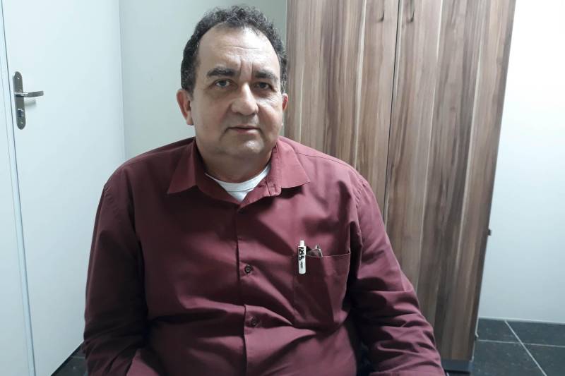 Monitorar e orientar prefeitos e secretários em relação à situação fiscal dos municípios é o objetivo da equipe técnica da Secretaria Extraordinária de Estado de Municípios Sustentáveis (Semsu) que está em Santarém desde esta quinta-feira (19), acompanhando a situação de oito municípios. As reuniões prosseguem nesta sexta-feira (20), no Centro Regional de Governo do Baixo Amazonas. Na foto, o secretário municipal de Gestão Administrativa de Mojuí, Raimundo Edmilson Santos.
FOTO: SAMUEL ALVARENGA / SECOM
DATA: 19.04.2018
SANTARÉM - PARÁ <div class='credito_fotos'>Foto: Samuel Alvarenga / Secom | <a href='/midias/2018/originais/6623e4e3-1c8c-450d-adbc-2ffa4a785c0e.jpg' download><i class='fa-solid fa-download'></i> Download</a></div>