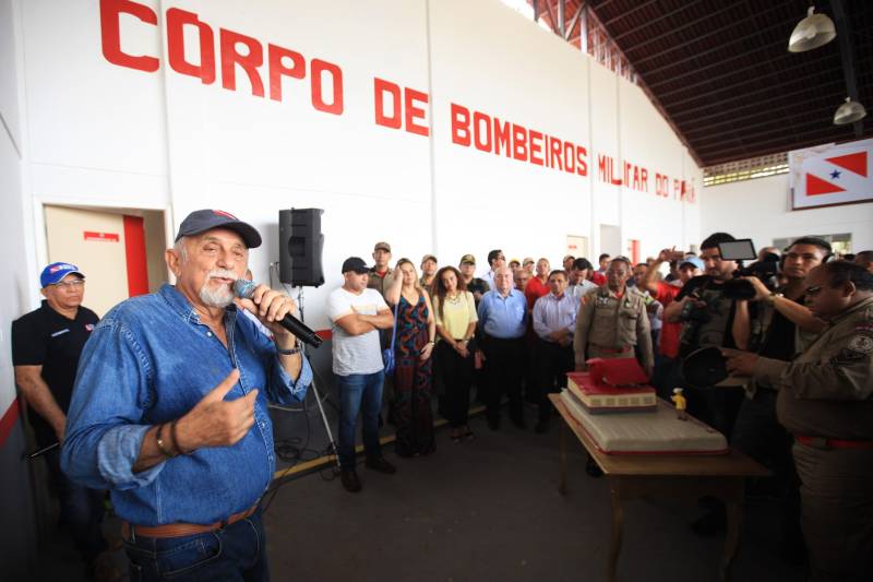 Moradores, comerciantes, militares e políticos da região da Ilha do Marajó comemoraram, nesta quarta-feira (24), junto ao governador Simão Jatene, a entrega do 18º Grupamento Bombeiro Militar, inaugurado hoje no município de Salvaterra. Quarenta e oito militares foram deslocados para o local, sendo 45 praças e três oficiais. O espaço conta com viaturas para atendimento a incêndios, salvamentos, resgates e uma lancha.O Coronel Antônio Zanelli, comandante geral do Corpo de Bombeiros, explicou a escolha do município para receber o grupamento. “Salvaterra foi escolhida estrategicamente para receber este quartel por ser a porta do Marajó. Salvaterra e Soure possuem forte apelo turístico. Antes, nosso tempo-resposta para a população daqui demorava até 1h30 minutos, já que vínhamos de Icoaraci, distrito de Belém. Agora a meta é atender o mais rápido possível os seis municípios da região do Marajó Ocidental”, explicou. Além de Salvaterra e Soure, a corporação atenderá os municípios de Cachoeira do Arari, Santa Cruz do Arari, Ponta de Pedras e Muaná.

FOTO: MÁCIO FERREIRA / AG PARÁ
DATA: 24.01.2018
SALVATERRA - PARÁ <div class='credito_fotos'>Foto: MÁCIO FERREIRA/ AG. PARÁ   |   <a href='/midias/2018/originais/662b8f43-8371-4916-96c7-7ccdfe1154ee.jpg' download><i class='fa-solid fa-download'></i> Download</a></div>