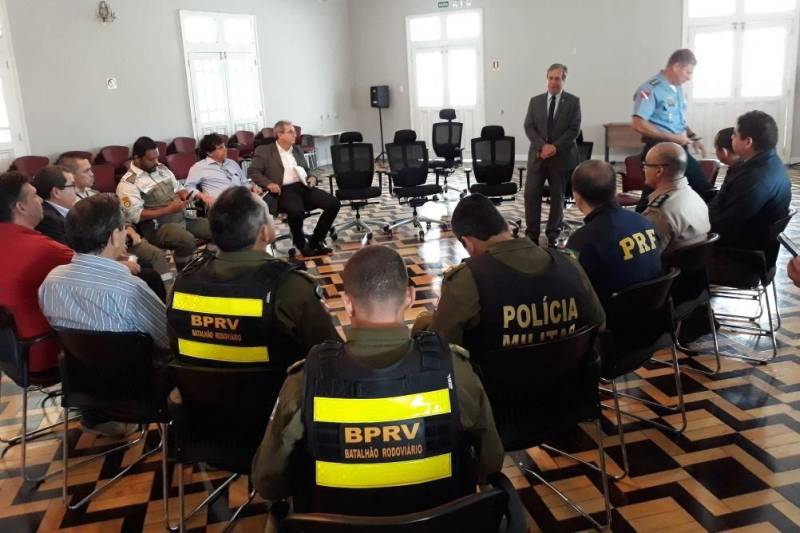 Para garantir a fluidez do tráfego de veículos nas rodovias de acesso aos municípios que recebem um grande número de visitantes no feriado do Carnaval, algumas medidas foram definidas por dirigentes de órgãos do governo do Estado das áreas de mobilidade urbana e segurança pública, nesta quinta-feira (8). A principal delas é a desativação temporária do radar de velocidade que fica no município de Marituba. Dessa forma, para dar mais agilidade na saída de veículos da cidade, agentes da Polícia Rodoviária Federal (PRF) e do Departamento de Trânsito do Estado (Detran) irão gerenciar o fluxo e orientar motoristas nesse ponto da BR 316.
FOTO: ASCOM NGTM
DATA: 08.02.2018
BELÉM PARÁ <div class='credito_fotos'>Foto: ASCOM NGTM | <a href='/midias/2018/originais/662df48a-b318-41b8-8c96-7ec975bef1c5.jpg' download><i class='fa-solid fa-download'></i> Download</a></div>