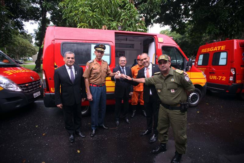Para auxiliar no atendimento de vítimas de acidentes automobilisticos, o Corpo de Bombeiros Militar do Pará recebeu do Governo do Estado nesta quarta-feira (04), três ambulâncias de resgate, por conta de emendas parlamentares, que serão destinadas aos municípios de Parauapebas, Castanhal e Belém. A cerimônia de entrega, realizada no auditório da Casa Civil, teve a presença do Secretário de Segurança Pública e Defesa social (Segup), Luiz Fernandes, dos deputados estaduais Milton Campos, Gesmar Costa, Cel. Neil e Jaques Neves, além do Comandante do Corpo de Bombeiros Militar, Zanelli Antônio Melo. As ambulâncias são unidades de resgate tipo C para atendimento pré-hospitalar de vítimas de acidentes de trânsito, totalmente registradas pelo Ministério da Saúde; equipadas com material de suporte básico e material de desencaceramente - que auxilia nos acidentes quando as vítimas ficam presas em ferragens. No mês passado o Corpo de Bombeiros recebeu mais quinze veículos, desta vez, de vistoria e uma policlínica.
FOTO: THIAGO GOMES / AG. PARÁ
DATA: 04.04.2018
BELÉM - PARÁ <div class='credito_fotos'>Foto: Thiago Gomes /Ag. Pará | <a href='/midias/2018/originais/66343f35-17a7-4de6-857c-540aa25192bf.jpg' download><i class='fa-solid fa-download'></i> Download</a></div>