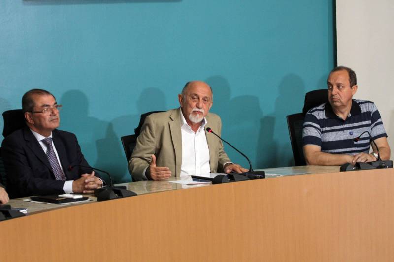 O Governo do Estado anunciou nesta sexta-feira (23), durante coletiva, as medidas que serão adotadas no caso do vazamento registrado no último sábado (17) da bacia de rejeitos de bauxita da Hydro Alunorte, confirmado pelo Instituto Evandro Chagas. Segundo o governador Simão Jatene (foto), a mineradora será notificada para garantir água potável às comunidades ao longo de um ano e, ainda, para criar um fundo financeiro específico para este evento e eventuais incidentes futuros.
FOTO: CRISTINO MARTINS / AG. PARÁ
DATA: 23.02.2018
BELÉM - PARÁ <div class='credito_fotos'>Foto: Cristino Martins/Ag. Pará | <a href='/midias/2018/originais/663bc8e6-ef03-4985-ae88-3910b9ba1b11.jpg' download><i class='fa-solid fa-download'></i> Download</a></div>