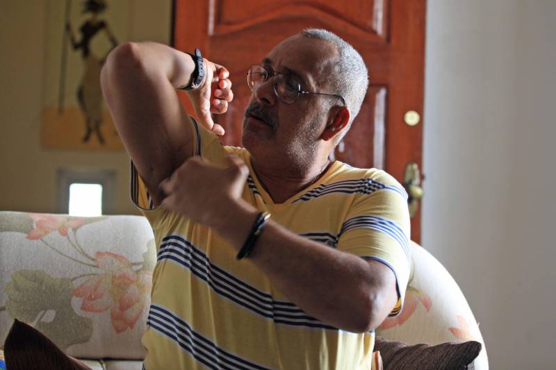 Um dos principais medos de quem adquire uma necessidade especial ao longo da vida é deixar de realizar, com a mesma facilidade, coisas que até então eram simples para si, como por exemplo, dirigir um veículo. Mas, desde 2013, a compra de veículo automotor novo por pessoas com alguma deficiência, seja ela física, visual, mental (severa ou profunda) ou com autismo, diretamente ou por intermédio de seu representante legal, está isenta de recolher Imposto sobre Operações Relativas à Circulação de Mercadorias e sobre Prestações de Serviços de Transporte Interestadual, Intermunicipal e de Comunicação (ICMS). Walter Leal Junior, de 58 anos (foto), adquiriu aos 19 uma deficiência na mão direita após um acidente. Ele conta que ficou muito tempo sem dirigir, por não conseguir ter a mesma precisão de antes para passar marchas ou manusear o voltante com as duas mãos.
FOTO: RODOLFO OLIVEIRA / AG. PARÁ
DATA: 27.04.2018
BELÉM - PARÁ <div class='credito_fotos'>Foto: Rodolfo Oliveira/Ag. Pará | <a href='/midias/2018/originais/663d1f33-65fd-4f0d-8cbb-d5e1e039a92a.jpg' download><i class='fa-solid fa-download'></i> Download</a></div>