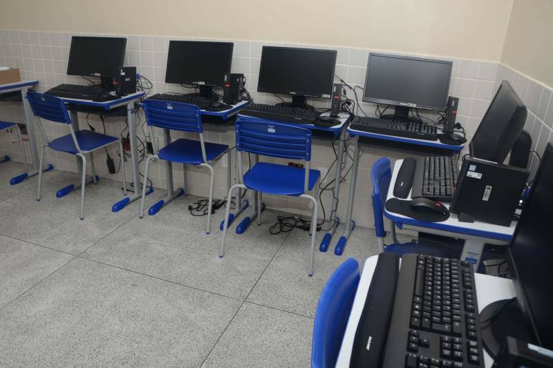 Em companhia da viúva do ex-governador Alacid Nunes, Marilda de Figueiredo Nunes, a secretária de Estado de Educação, Ana Claudia Serruya Hage, entregou nesta sexta-feira (28) as obras da reconstrução da Escola Estadual de Ensino Fundamental Marilda Nunes (foto), no bairro do Benguí, em Belém. A escola, localizada na Passagem Maciel com a Passagem Bom Jesus, volta a funcionar em novas instalações, incluindo uma quadra poliesportiva coberta. “Eu fico muito feliz em verificar o zelo com que a Seduc, na pessoa da secretária Ana Claudia Hage e sua equipe, trata a escola que originalmente era uma creche para atender à comunidade do Benguí. Será de grande serventia para a formação dos estudantes aqui do bairro”, afirmou Marilda Nunes, ao lado da irmã, Maria do Carmo Riodades, e do filho Hildegardo Nunes, atual secretário de Estado de Desenvolvimento Econômico, Mineração e Energia. A creche foi instalada no local no Governo Alacid Nunes.

FOTO: RAI PONTES / ASCOM SEDUC
DATA: 28.12.2018
BELÉM - PARÁ <div class='credito_fotos'>Foto: Rai Pontes/Ascom Seduc   |   <a href='/midias/2018/originais/6642bf79-7815-4c12-81d4-407077c20bee.jpg' download><i class='fa-solid fa-download'></i> Download</a></div>