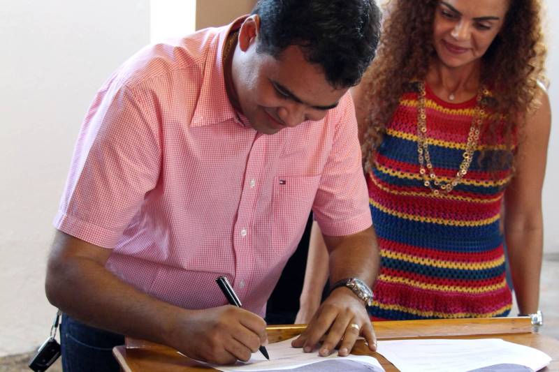 A inauguração da Unidade Integrada Pro Paz (UIPP), a entrega de uma viatura para a Polícia Civil e a assinatura de convênio para reforma e ampliação da Escola Municipal de Ensino Fundamental Brejo Grande, realizados nesta quarta-feira, 9, marcaram o início dos festejos do aniversário de 30 anos de emancipação do município de Brejo Grande do Araguaia, comemorado no dia 10 de maio. Prefeito de Brejo Grande do Araguaia, Marcos Dias (foto) afirmou que o Governo do Pará investiu mais de R$ 10 milhões nas obras que foram entregues e firmadas recentemente
FOTO: ANTONIO MACEDO / DIVULGAÇÃO
DATA: 09.05.2018
BREJO GRANDE DO ARAGUAIA - PARÁ <div class='credito_fotos'>Foto: ANTONIO MACEDO / DIVULGAÇÃO | <a href='/midias/2018/originais/664983bc-ee1d-4c7f-88a1-491987dfc680.jpg' download><i class='fa-solid fa-download'></i> Download</a></div>