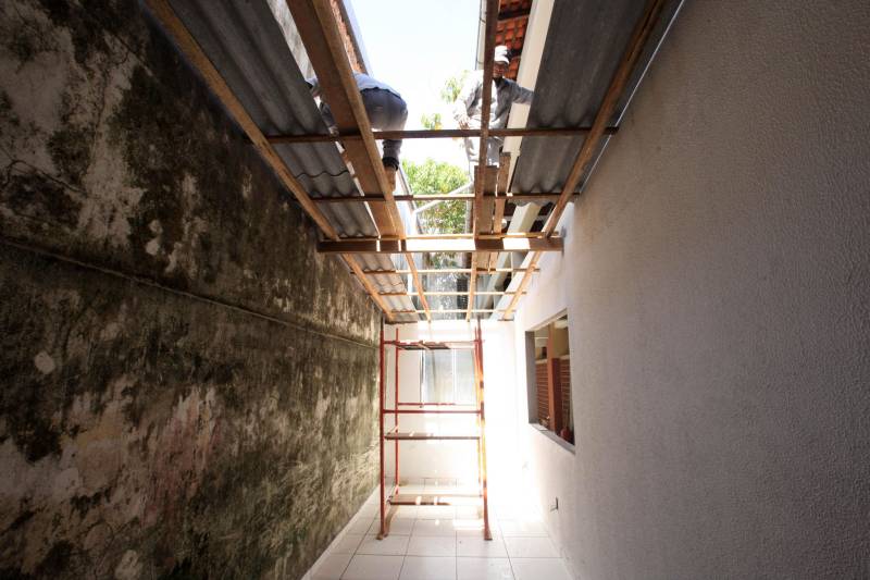 Mais do que um policial, um amigo. É assim que cerca de 1.700 moradores de oito bairros de Belém passaram a enxergar o policial militar. A mudança de paradigma acontece três anos depois da criação do projeto “Vizinhança em Alerta”. A iniciativa surgiu a partir de uma demanda apresentada ao 2º Batalhão da Polícia Militar pelos moradores da Cidade Velha, primeiro bairro atendido pelo programa. O prédio fica na rua Dr. Assis, ao lado da Igreja da Sé, e foi cedido por tempo indeterminado. O local está sendo reformado para melhor atender os militares.
FOTO: MÁCIO FERREIRA / AG. PARÁ
DATA: 15.03.2018
BELÉM - PARÁ <div class='credito_fotos'>Foto: MÁCIO FERREIRA/ AG. PARÁ | <a href='/midias/2018/originais/664e3442-d050-4524-ae68-320da627a49b.jpg' download><i class='fa-solid fa-download'></i> Download</a></div>